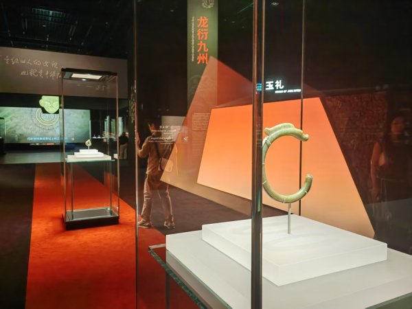 易倍策略 300余件红山文化文物汇集上博东馆，展示中华礼制之源
