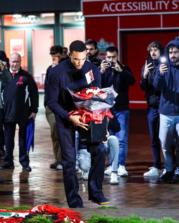 天牛宝配资 有情有义，阿诺德到若塔纪念碑前献上游戏手柄和手写卡片